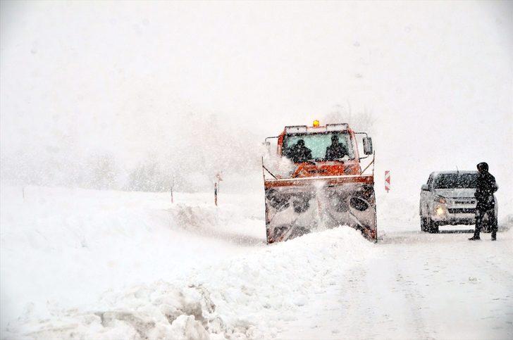 Muş-Kulp kara yolu kar ve tipi nedeniyle trafiğe kapatıldı