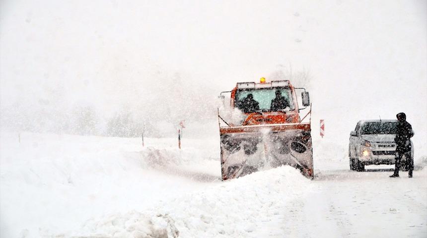 Muş-Kulp kara yolu kar ve tipi nedeniyle trafiğe kapatıldı
