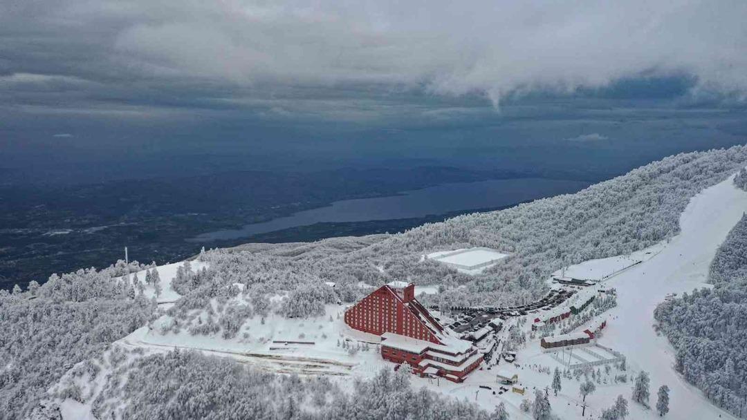 Kartepe&rsquo;de kar g&ouml;r&uuml;nt&uuml;leri masalsı bir hava yarattı! G&ouml;renleri mest etti