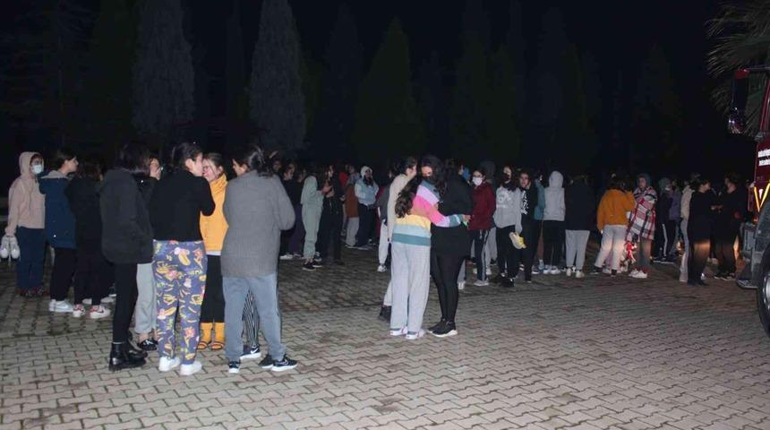 Öğrenci yurdunda panik anları! Sesi duyan kendini dışarı attı