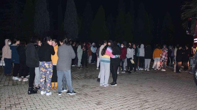 Öğrenci yurdunda panik anları! Sesi duyan kendini dışarı attı