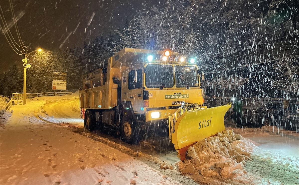 Artvin'de kar yağışı etkili oluyor
