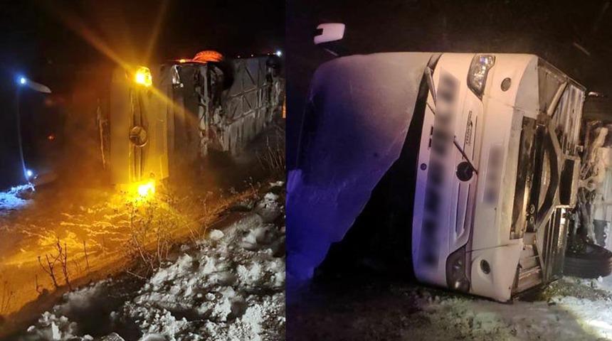 Bitlis'te tipi ve buzlanma nedeniyle iki yolcu otobüsü devrildi: 24 yaralı