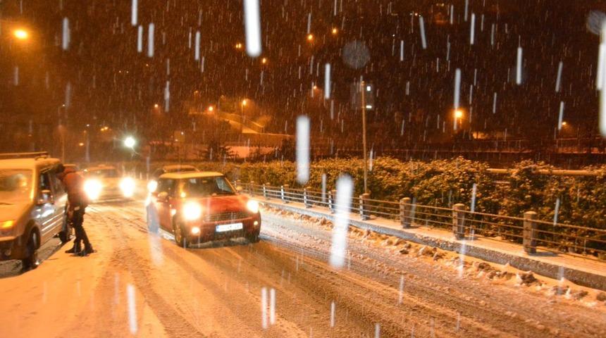 Meteoroloji uyarmıştı! İstanbul'da kar yağışı