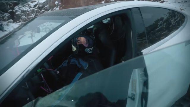 Elon Musk'ı içine koyup Tesla'yı havaya uçurdular!