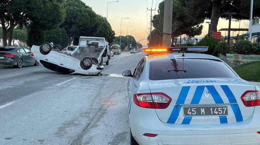 Manisa'da refüje çarparak devrilen otomobildeki 4 kişi yaralandı