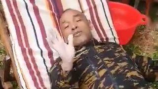 Helikopteri okyanusa çakılan bakan, 12 saat yüzerek hayatta kaldı