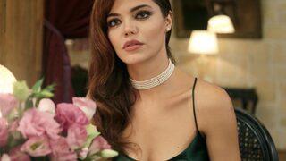 Bir Zamanlar Çukurova'nın Züleyha'sı Hilal Altınbilek derin göğüs dekoltesiyle tozu dumana kattı!