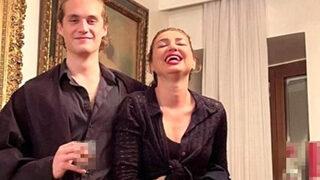 Daren Gerede Erkaya, annesi Bennu Gerede ve sevgilisi Bilge Öztürk’le poz verdi