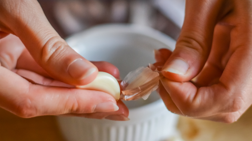 Tadını seviyor ama soymaktan hoşlanmıyor musunuz? Sarımsak soyma derdine son verecek ipuçları