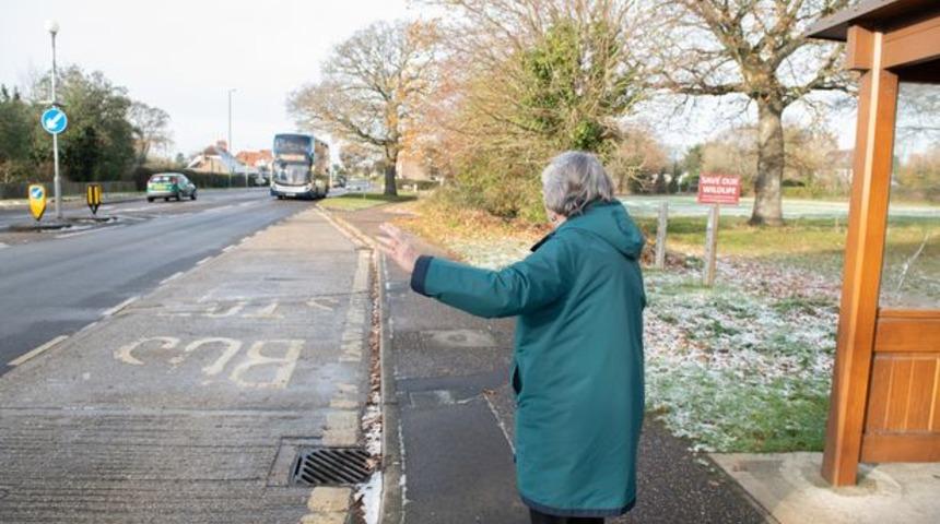İngiltere’de emeklilere özel olarak verilen ücretsiz otobüs kartıyla 3500 km seyahat etti! Hayatının en büyük macerasına atıldı
