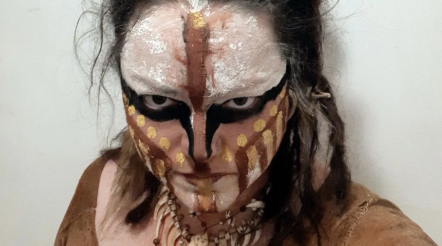 Taş devrinden kalan yaşamı pes dedirtti! Yol kenarında ölen hayvanları pişirip yiyor, kendi ilacını yapıyor