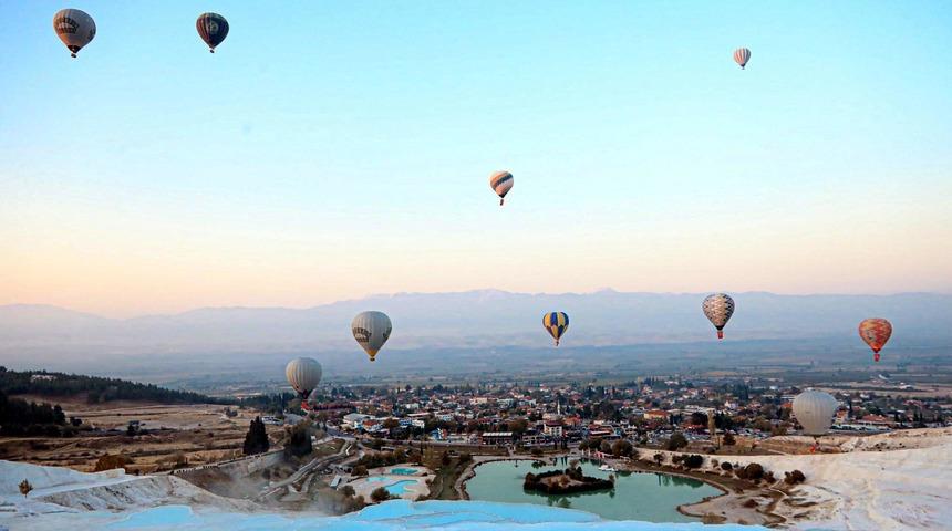 UNESCO Dünya Mirası Listesi’nde yer alan Pamukkale’de yılbaşı hazırlığı tamamlandı! Otellerin doluluk oranı yüzde 100’e ulaştı