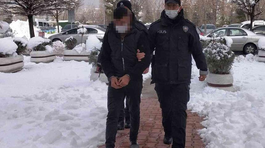 Annesini öldürmeye gidiyordu! Silah doğrulttuğu sırada yakalanan şahıs serbest