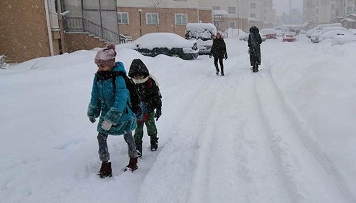 Son Dakika: 23 Aralık Perşembe hangi illerde okullar tatil? Açıklamalar peş peşe geldi! Eğitime kar engeli