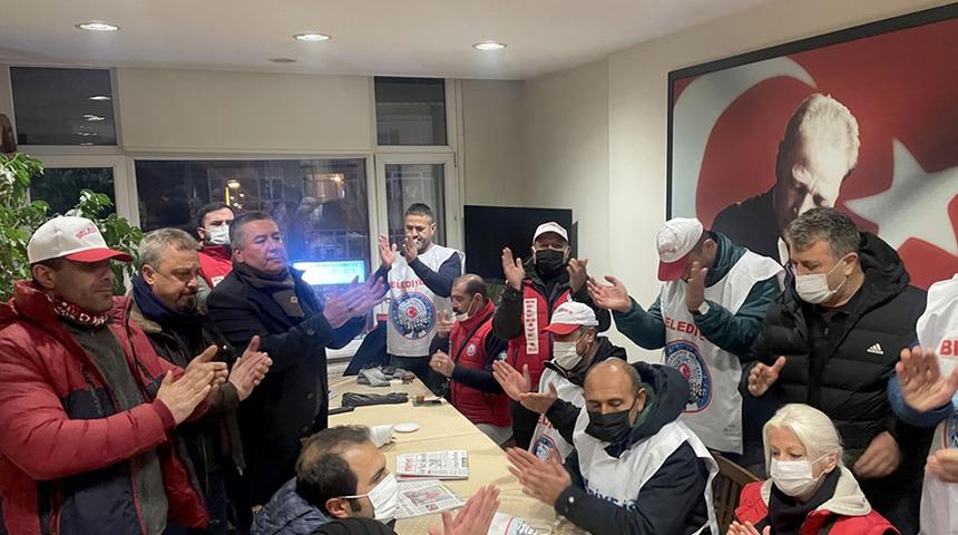 Son dakika: Bakırköy Belediyesi çalışanlarından parti binası önünde 'bekleme eylemi'