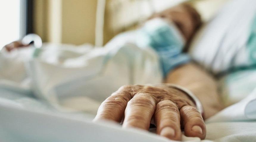 Omicron: İlk araştırmalar bu dalganın 'daha hafif' olduğunu g&ouml;steriyor, ancak endişeler s&uuml;r&uuml;yor