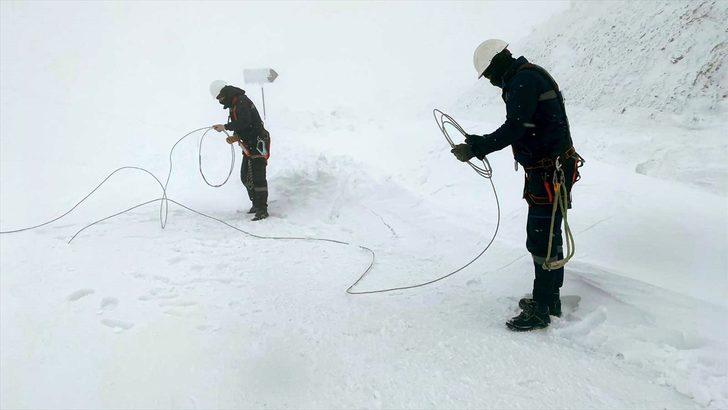 Hakkari'de VEDAŞ ve karla mücadele ekipleri tipi nedeniyle zor anlar yaşadı G1