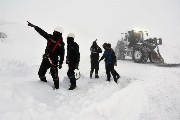 Hakkari'de VEDAŞ ve karla mücadele ekipleri tipi nedeniyle zor anlar yaşadı G2