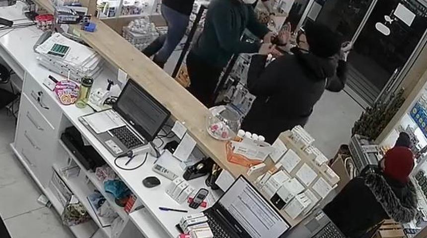 Ankara’da bir kişi eczane çalışanlarına saldırdı o anlar ise güvenlik kameralarına yansıdı