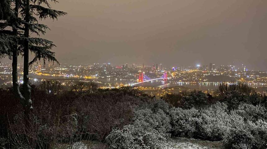 &Ccedil;amlıca Tepesi beyaza b&uuml;r&uuml;nd&uuml;, ortaya kartpostallık g&ouml;r&uuml;nt&uuml;ler &ccedil;ıktı