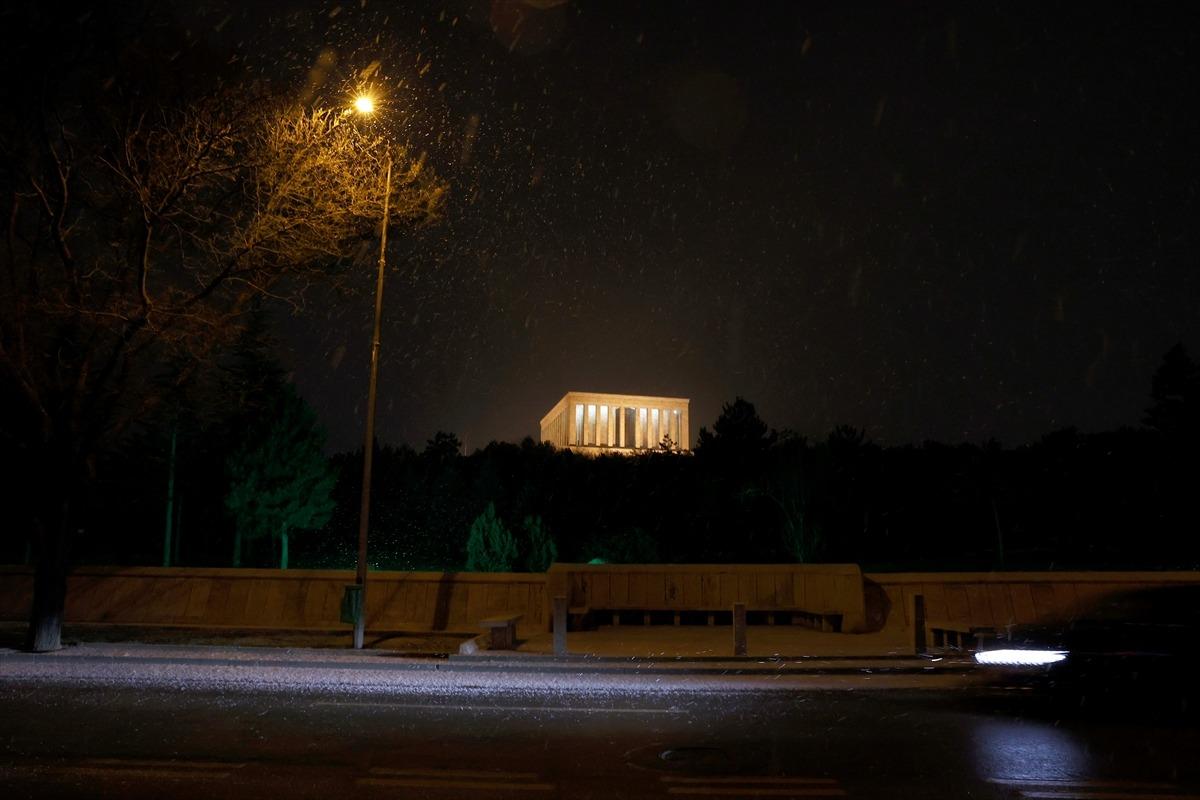Kar yağışının ardından başkent beyaza b&uuml;r&uuml;nd&uuml;