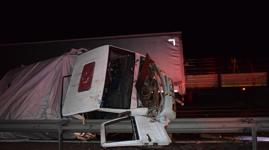 Son Dakika: Feci kazadan kahreden haber! Kamyonet, TIR'a çarptı: Anne ve kızı öldü, 5 yaralı