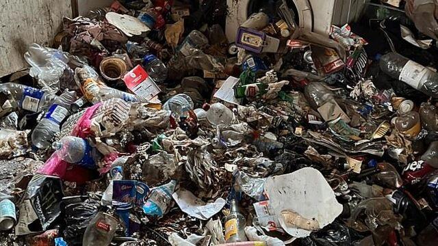 Kiraya verdiği evi tanıyamadı! İstifçi kiracının biriktirdiklerini gördüğünde şaşkınlık yaşadı