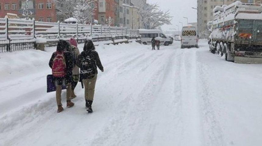 Bugün İstanbul'da okullar tatil olacak mı? İstanbul'da yoğun kar yağışı başladı, okullar yarım gün mü?