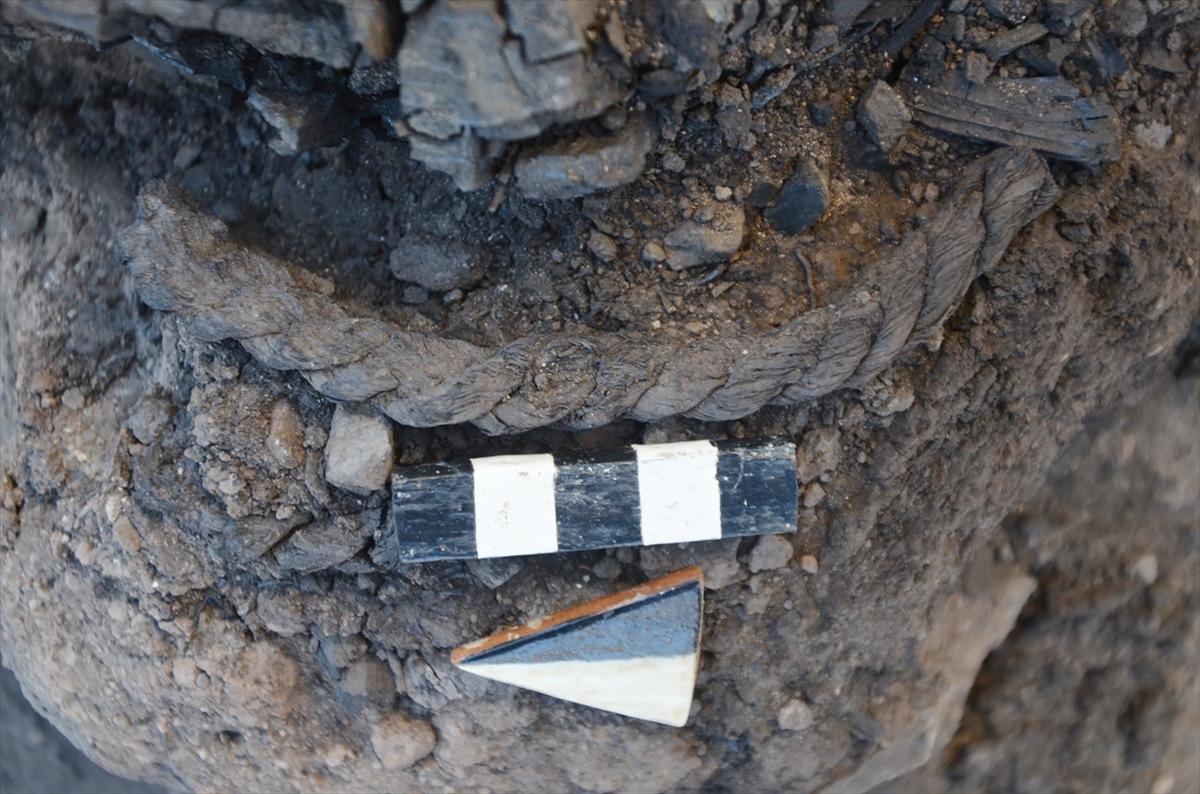 K&uuml;tahya'da h&ouml;y&uuml;k kazısında 4 bin 500 yıllık urgan par&ccedil;alarına rastlandı