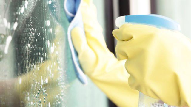 Aynı anda hem doğallık hem temizlik isteyenler buraya! Banyonuzdaki mikropları kovalayacak doğal temizlik spreyi tarifi