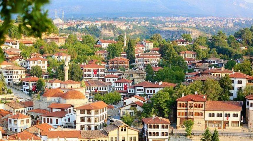 Gözde turizm merkezi Safranbolu’da yılbaşı hazırlıkları şimdiden başladı! Yerli ve yabancı turistler akın etti