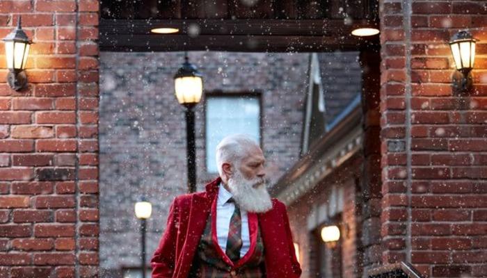 Artık göbeği ve paltosu yok! Dünyanın en seksi Noel Baba’sı olarak ilan edilen Paul Mason’dan itiraf: Kadınlar en büyük hayranım