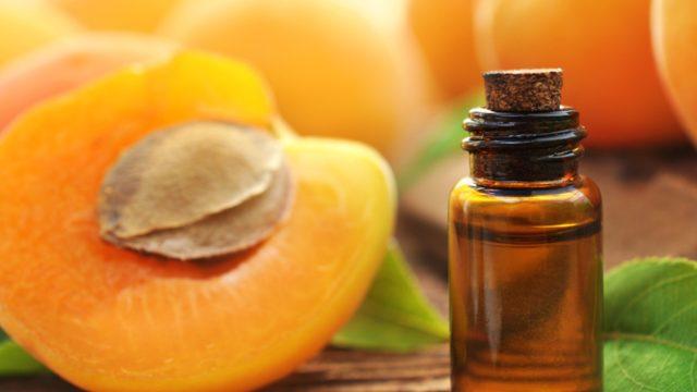 Meyvesi, kurusu ya da yağı fark etmiyor, o her şekilde çok faydalı! Kayısı çekirdeği yağının cilt ve saç için mucizevi etkileri neler?