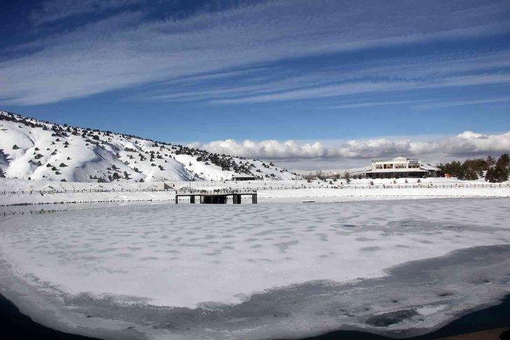 Yüzeyi buz tutan Ardıçlı Gölü'nde yeni sezon hazırlıkları başladı G4