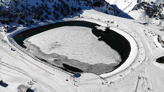 Yüzeyi buz tutan Ardıçlı Gölü'nde yeni sezon hazırlıkları başladı