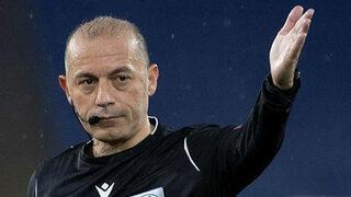 Cüneyt Çakır maça damga vurdu! Saha bir anda karıştı...