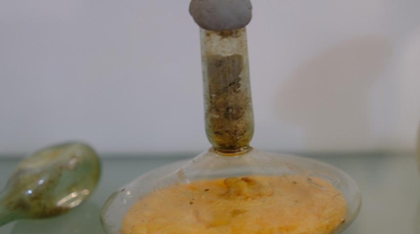 17 y&uuml;zyıllık cam fanusun i&ccedil;indeki gizemli sıvı zeytinyağı &ccedil;ıktı