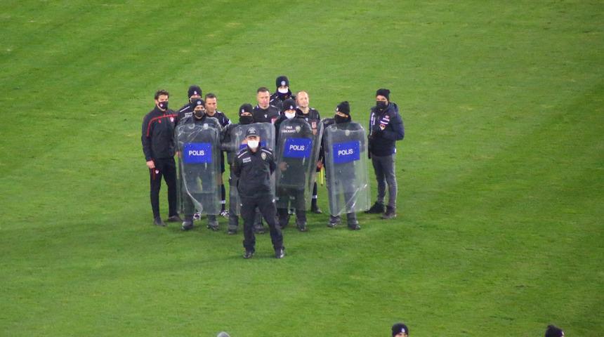 Son dakika: Maç sonu ortalık karıştı! Yeni Malatyaspor Kulübü Başkanı Adil Gevrek sahaya girdi