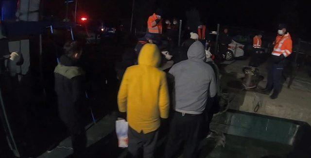 Çanakkale Boğazı'nda balıkçı teknesinde 143 düzensiz göçmen yakalandı