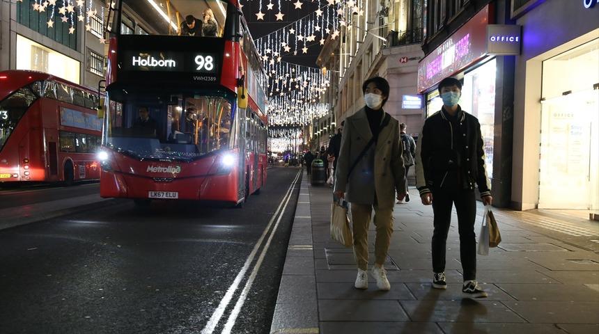 Vaka sayısı rekor kıran İngiltere'de Noel hazırlıkları! Mağaza ziyaretleri azaldı