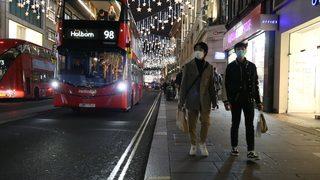 Vaka sayısı rekor kıran İngiltere'de Noel hazırlıkları! Mağaza ziyaretleri azaldı