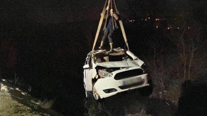 Bursa'da korkun&ccedil; kaza! Zamanla yarıştılar... Kontrolden &ccedil;ıkan ara&ccedil; dereye u&ccedil;tu