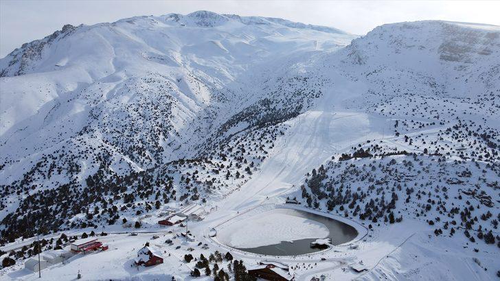 Arama kurtarma ekipleri Ergan Dağı'ndaki kayakseverlere güven veriyor G5