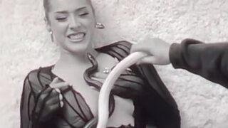 Şarkıcı Maeta klip çekiminde korku dolu anlar yaşadı! Yılan soktu