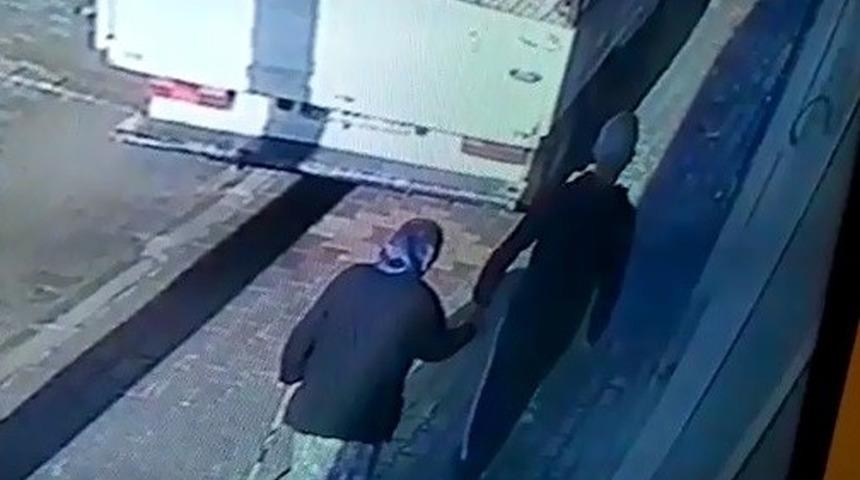 Vicdansız hırsız! "Akrabanım" deyip koluna girdiği yaşlı kadının y&uuml;z&uuml;ğ&uuml;n&uuml; &ccedil;aldı