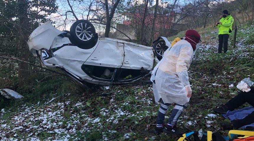 Trabzon'da şarampole devrilen otomobildeki 1 kişi öldü, 2 kişi yaralandı