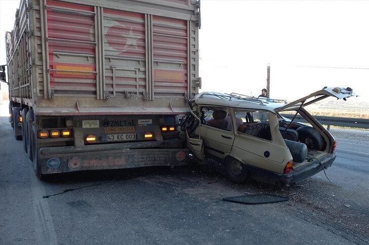 Manisa'da tıra çarpan otomobildeki 4 kişi yaralandı G1