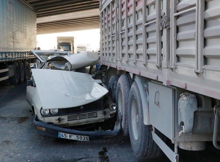 Manisa'da tıra çarpan otomobildeki 4 kişi yaralandı G3