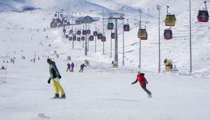 Kayak yapmanın tadını çıkarttılar! Sezon açılınca turistler Erciyes’e akın etti